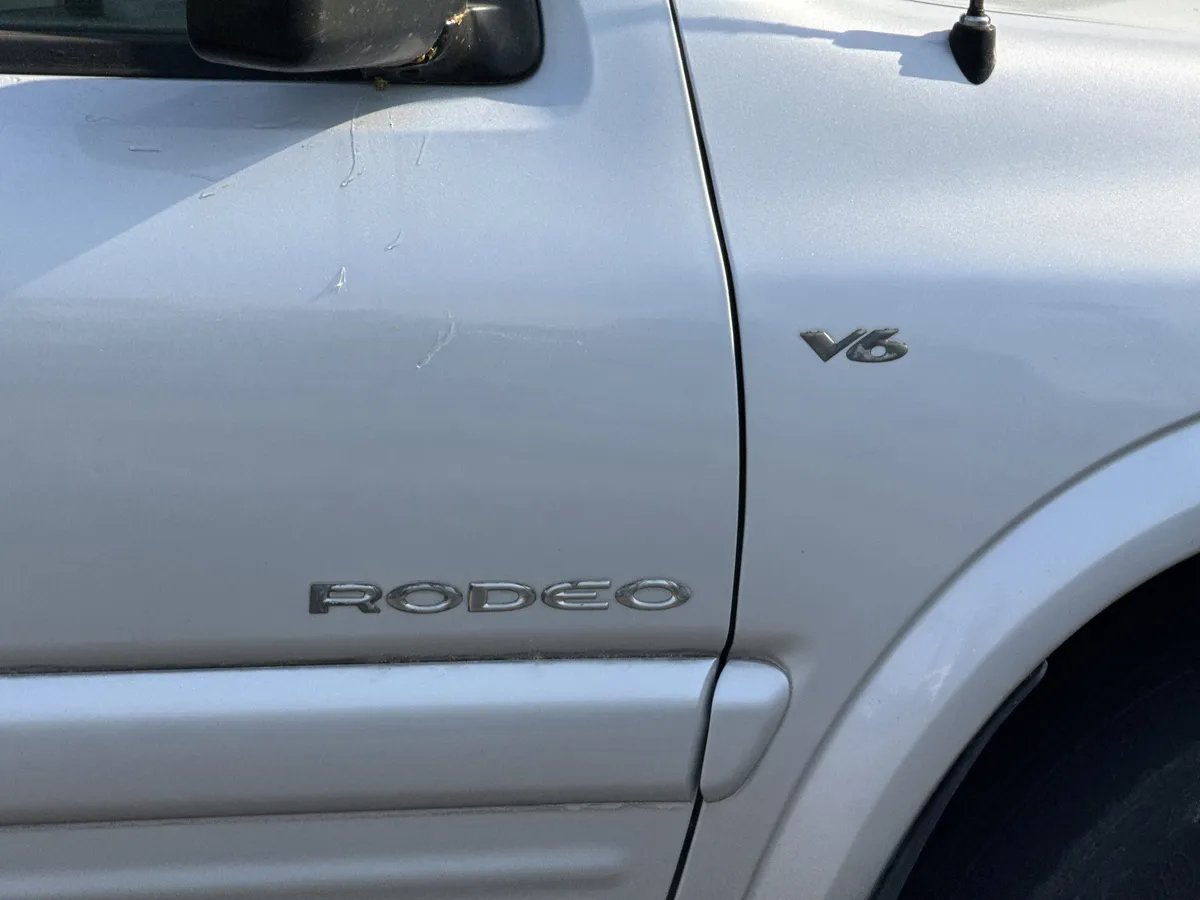 2001 Isuzu Rodeo S thumbnail 5