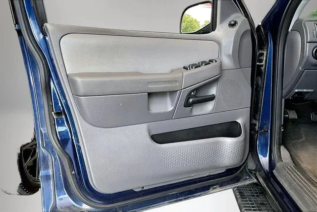 2005 Ford Explorer XLT thumbnail 16