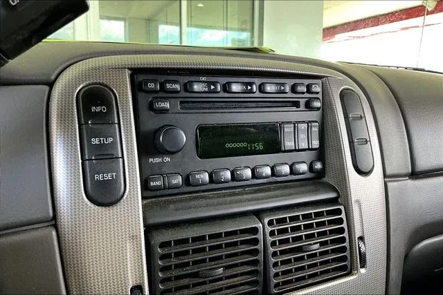 2005 Ford Explorer XLT thumbnail 21