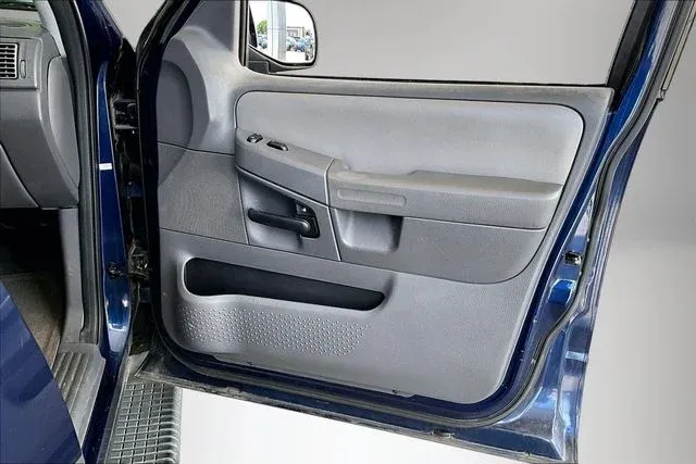 2005 Ford Explorer XLT thumbnail 24