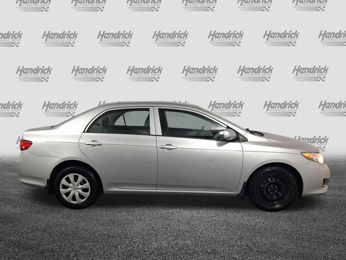 2010 Toyota Corolla LE thumbnail 10