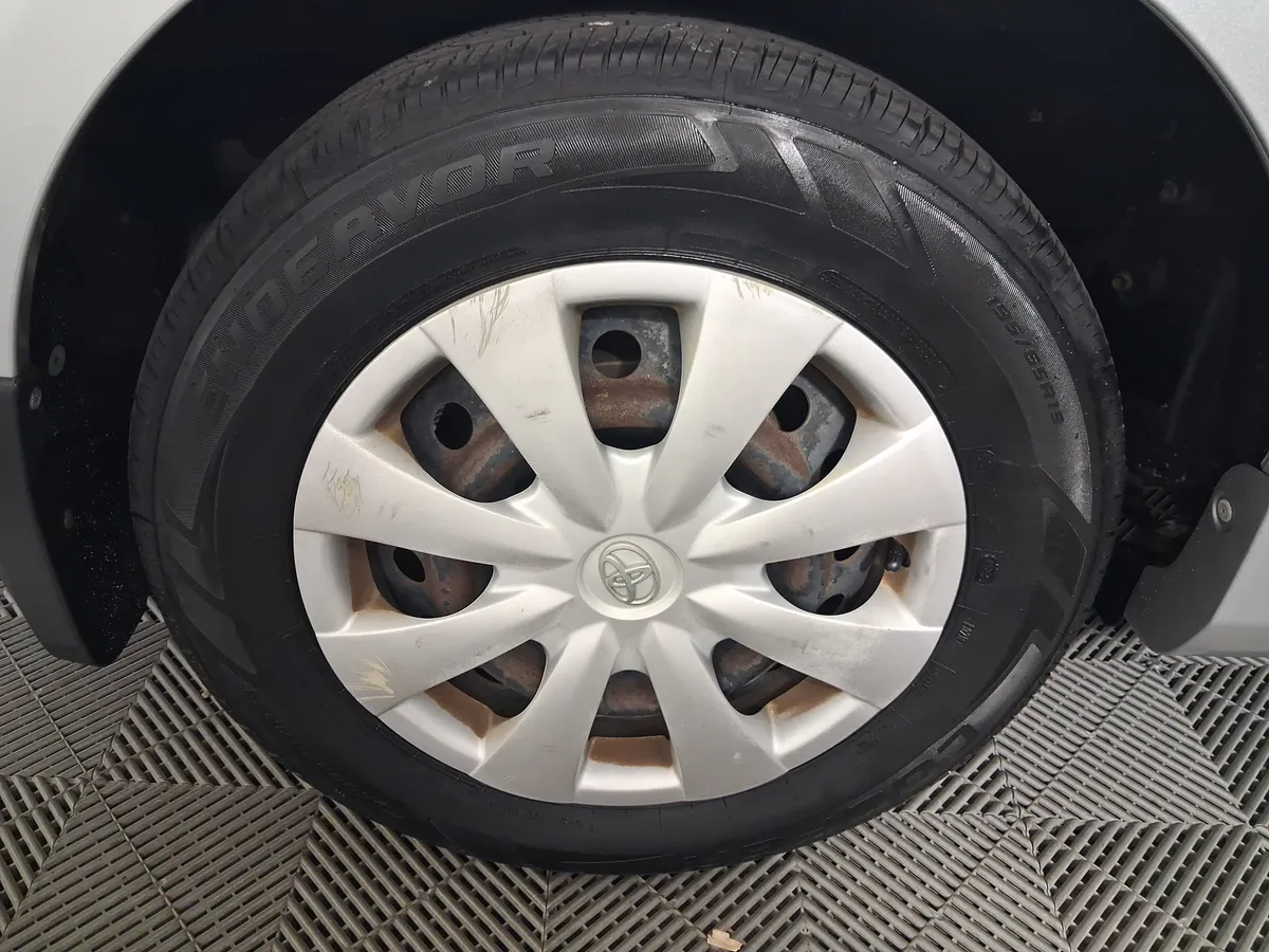 2010 Toyota Corolla LE thumbnail 12