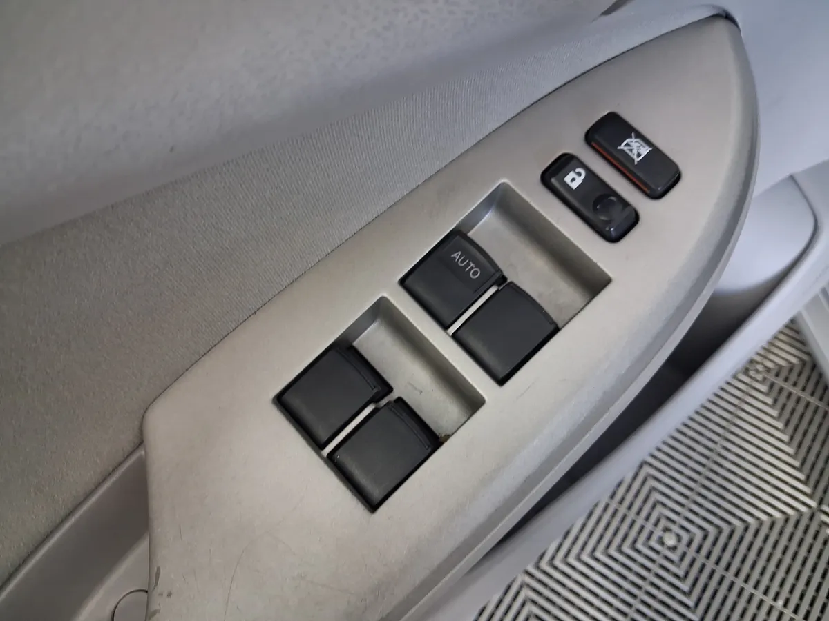 2010 Toyota Corolla LE thumbnail 14