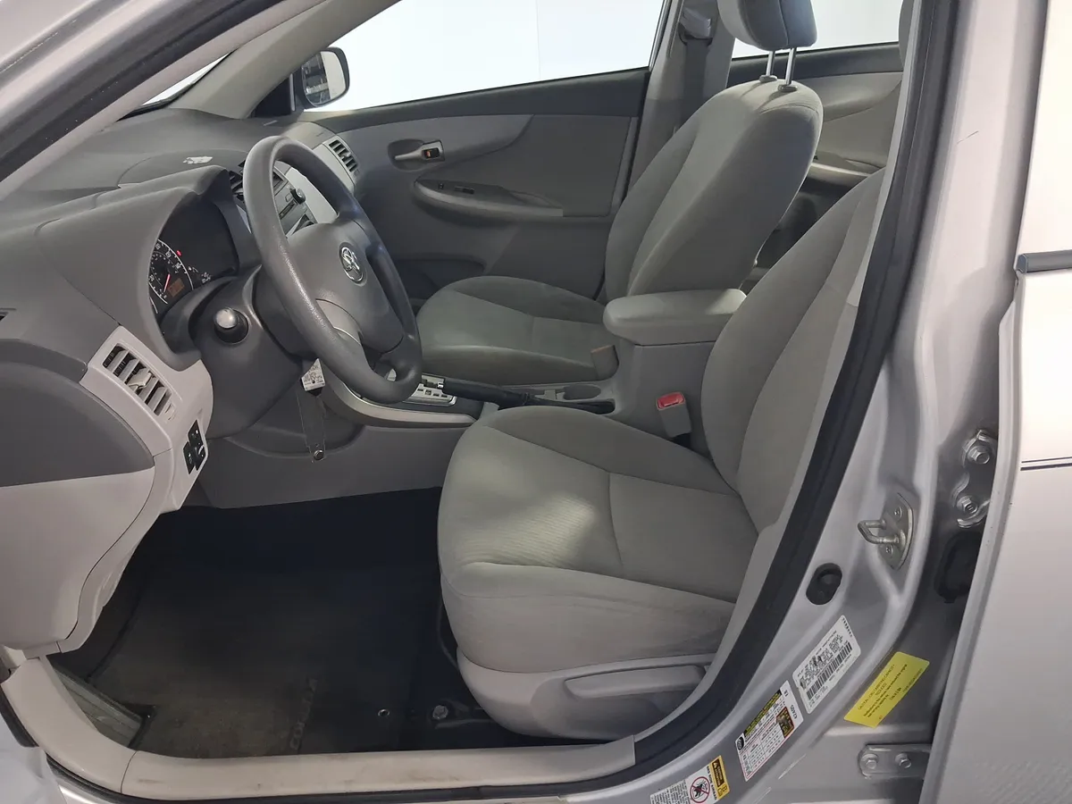 2010 Toyota Corolla LE thumbnail 15