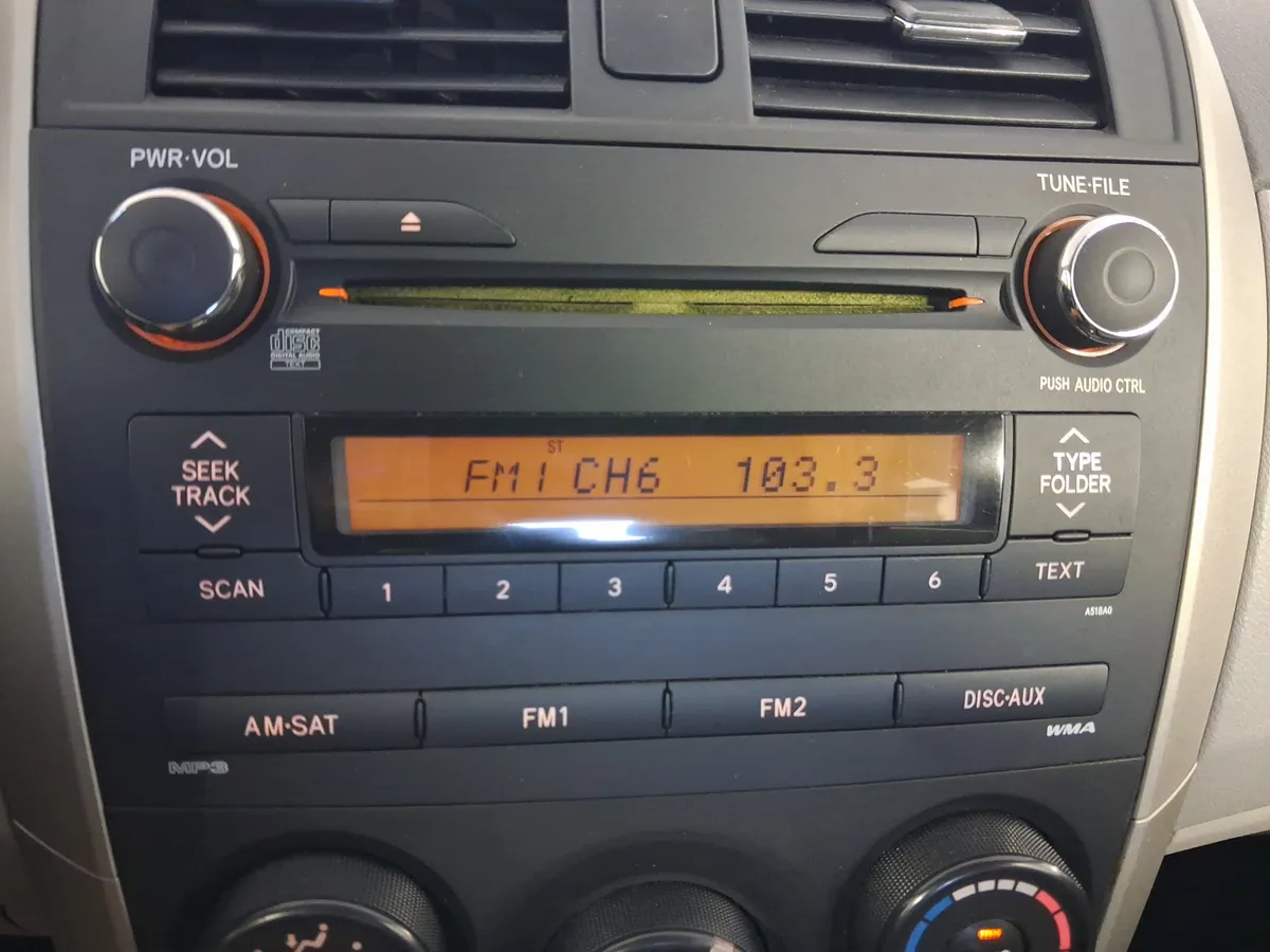 2010 Toyota Corolla LE thumbnail 22