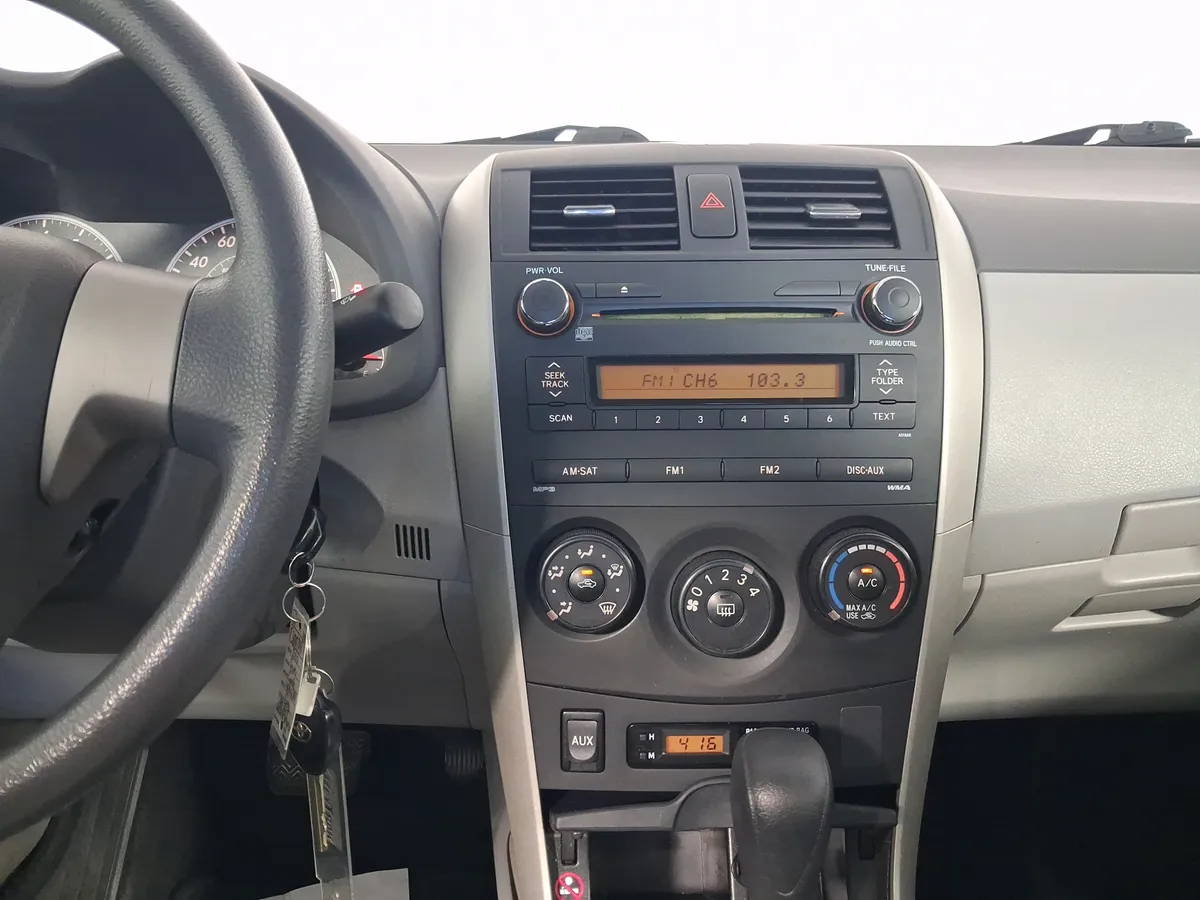 2010 Toyota Corolla LE thumbnail 30