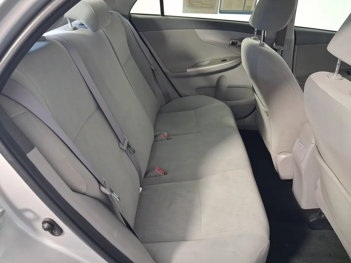 2010 Toyota Corolla LE thumbnail 32