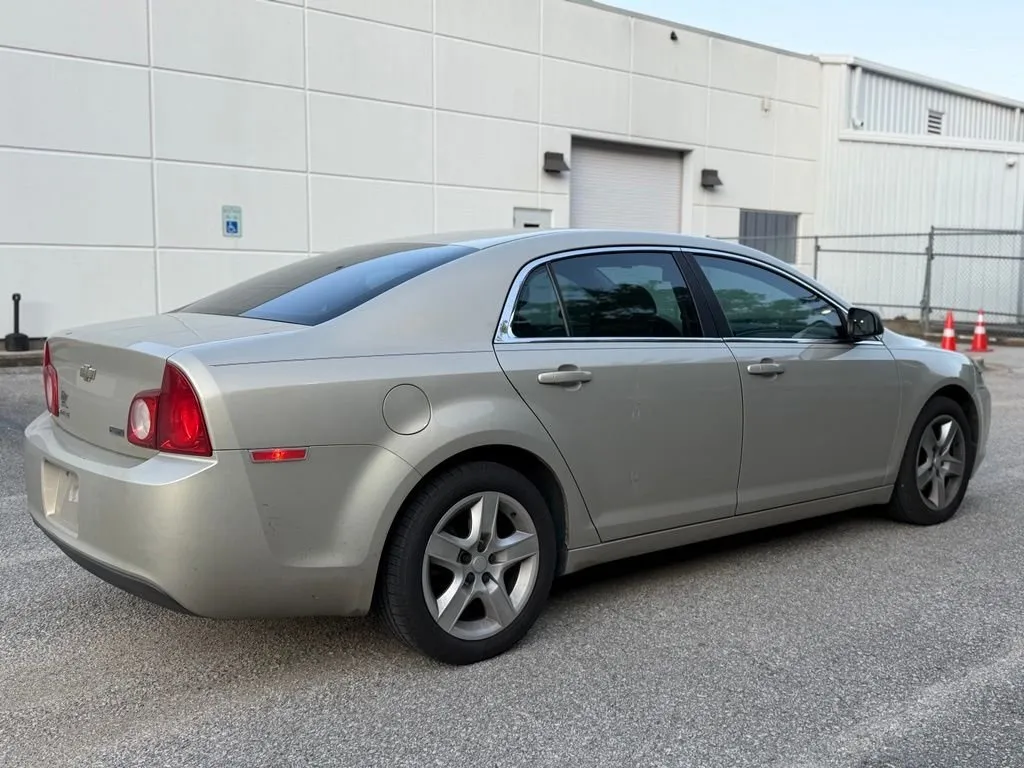 2011 Chevrolet Malibu LS thumbnail 3