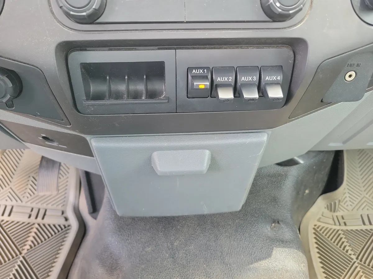2011 Ford F-350 Chassis thumbnail 15