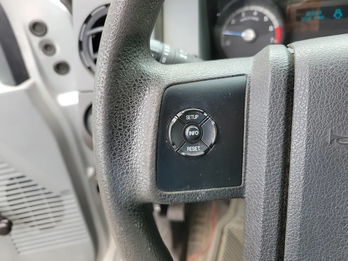 2011 Ford F-350 Chassis thumbnail 18