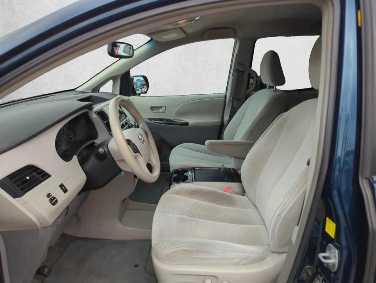 2011 Toyota Sienna LE V6 thumbnail 16