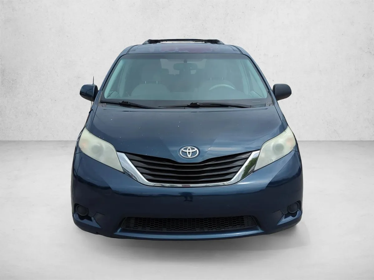 2011 Toyota Sienna LE V6 thumbnail 2