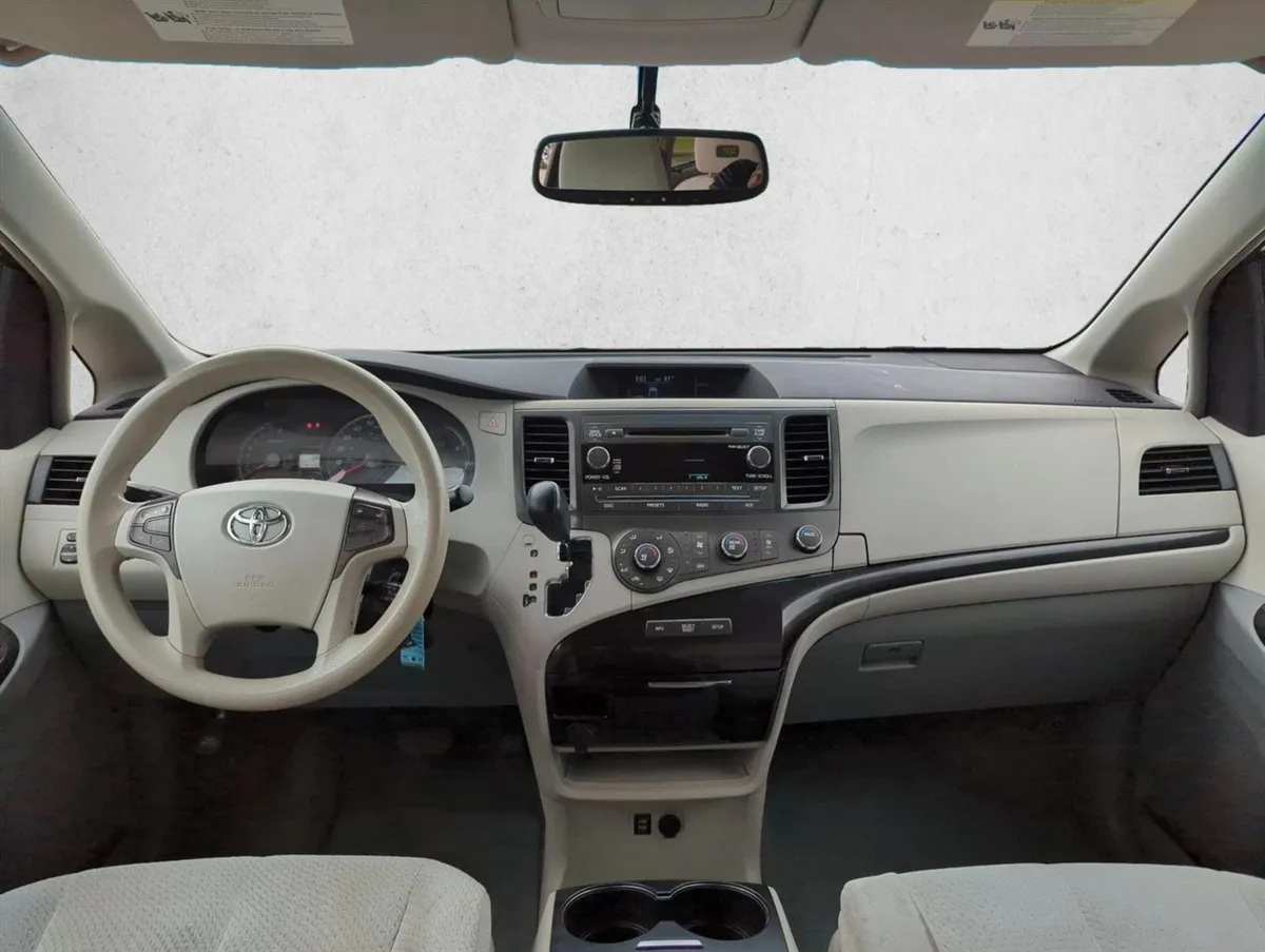 2011 Toyota Sienna LE V6 thumbnail 20