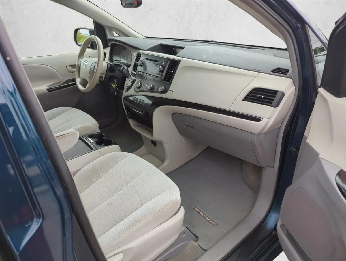2011 Toyota Sienna LE V6 thumbnail 22