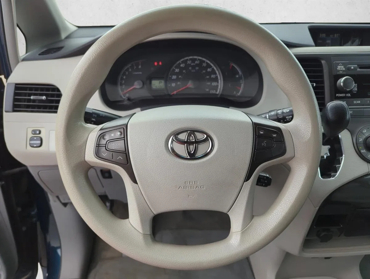 2011 Toyota Sienna LE V6 thumbnail 24