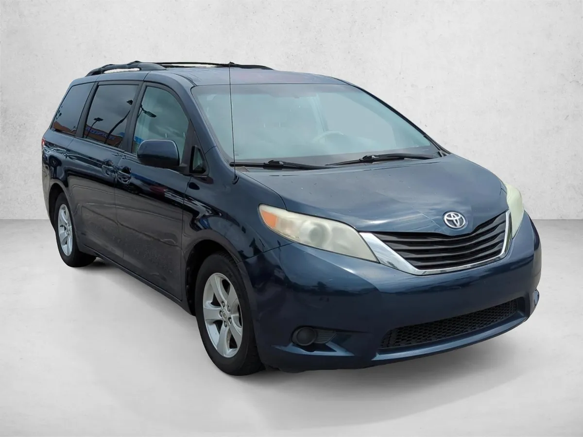 2011 Toyota Sienna LE V6 thumbnail 3