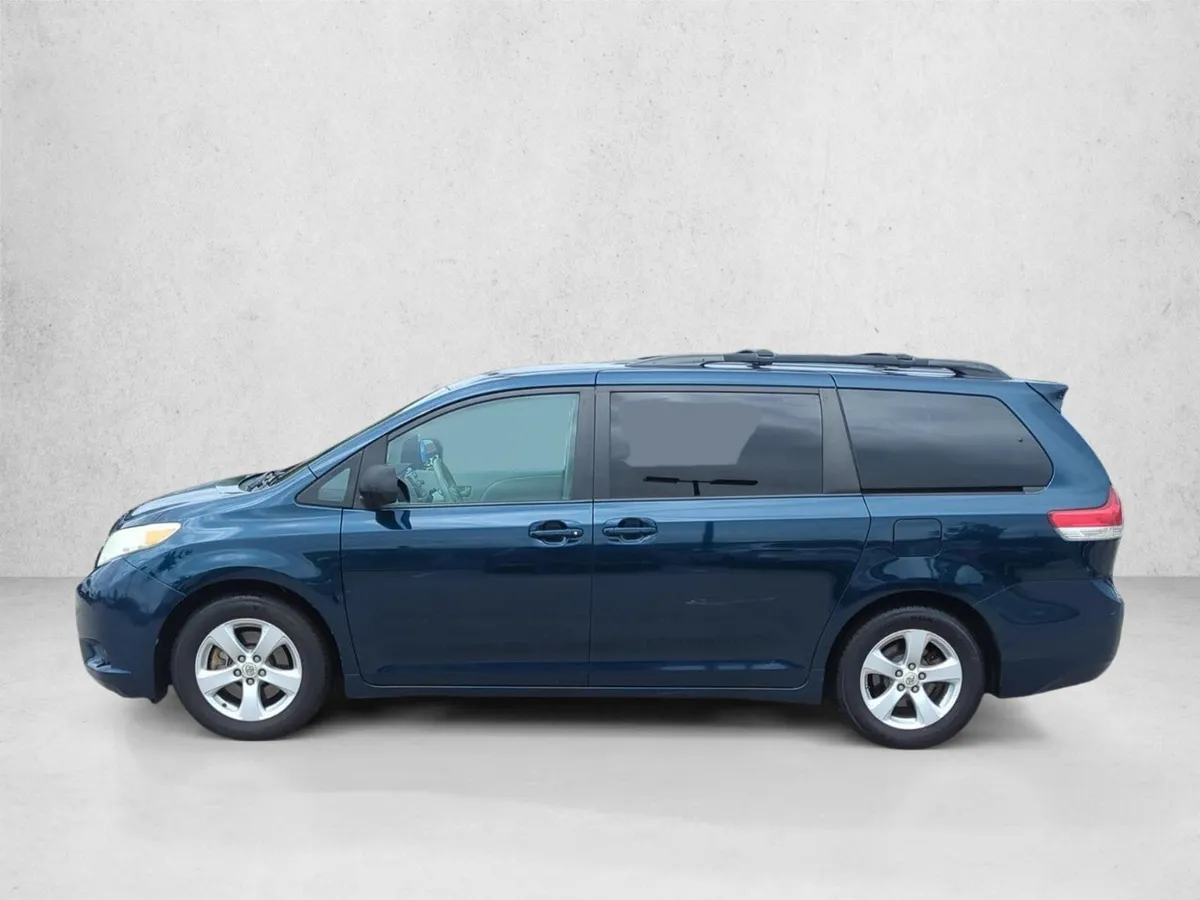 2011 Toyota Sienna LE V6 thumbnail 4