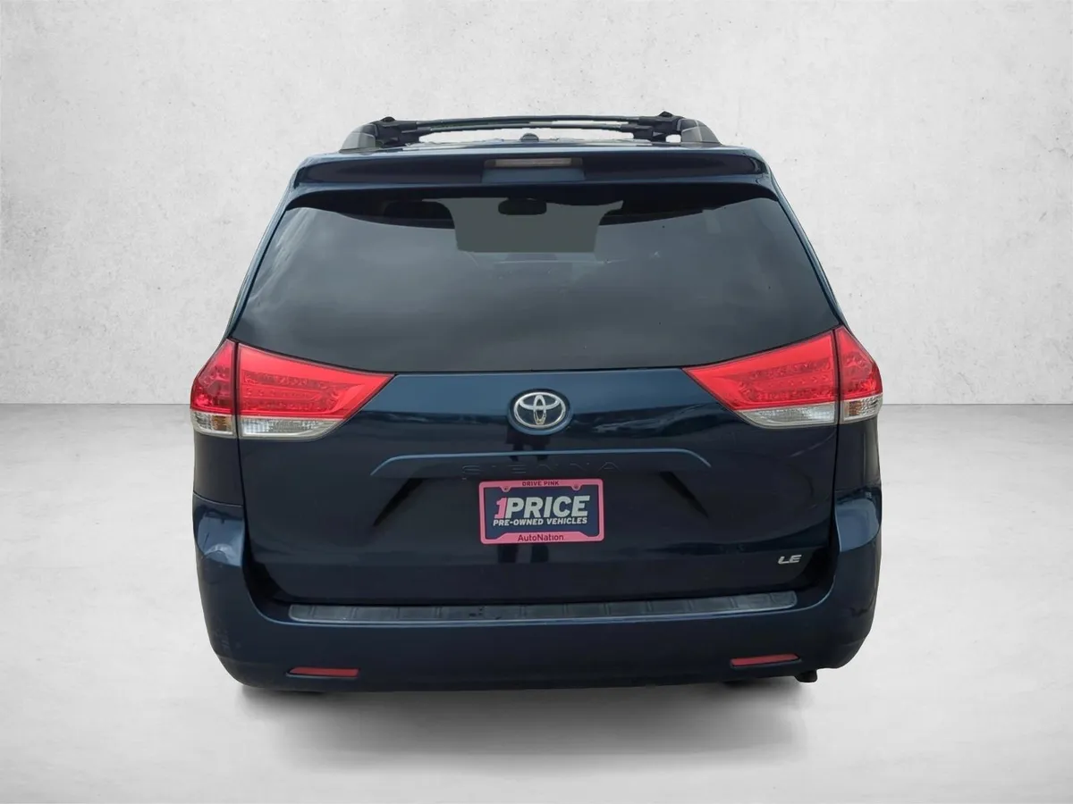 2011 Toyota Sienna LE V6 thumbnail 6