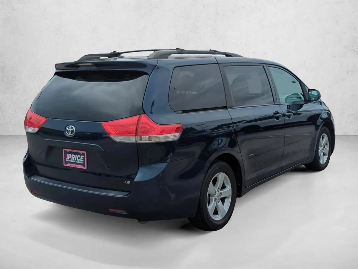 2011 Toyota Sienna LE V6 thumbnail 7