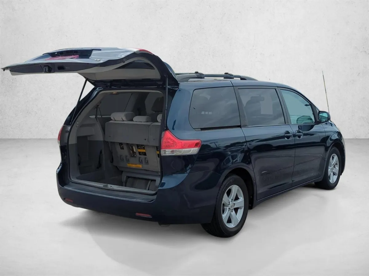 2011 Toyota Sienna LE V6 thumbnail 8