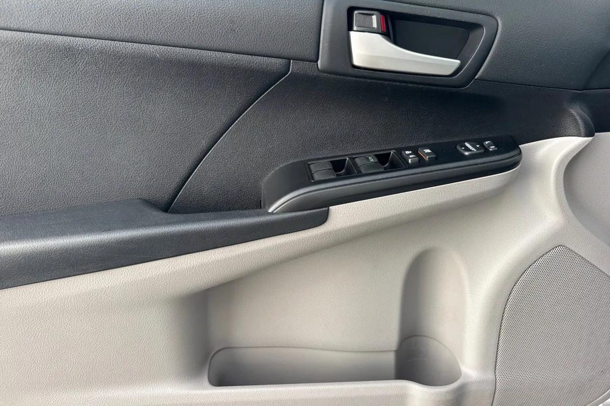 2012 Toyota Camry LE thumbnail 11
