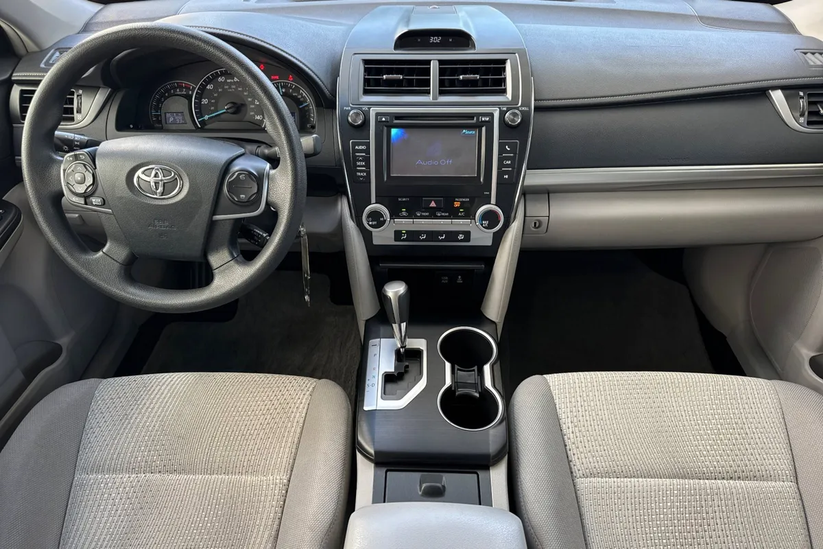 2012 Toyota Camry LE thumbnail 16