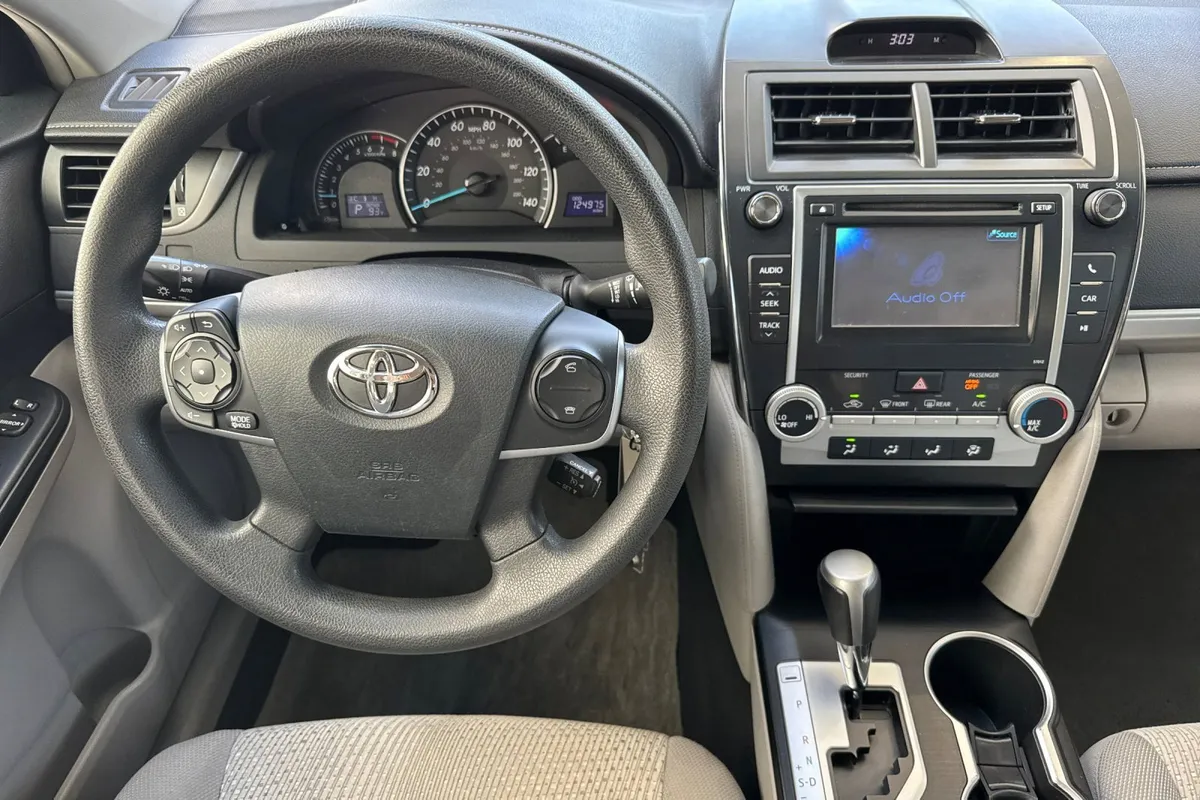 2012 Toyota Camry LE thumbnail 17