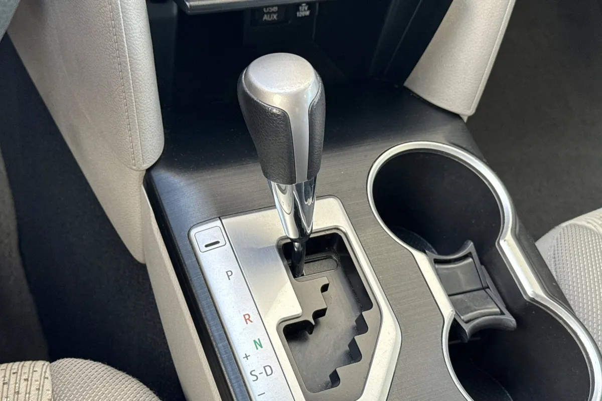 2012 Toyota Camry LE thumbnail 24