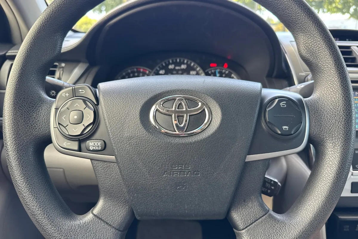 2012 Toyota Camry LE thumbnail 25