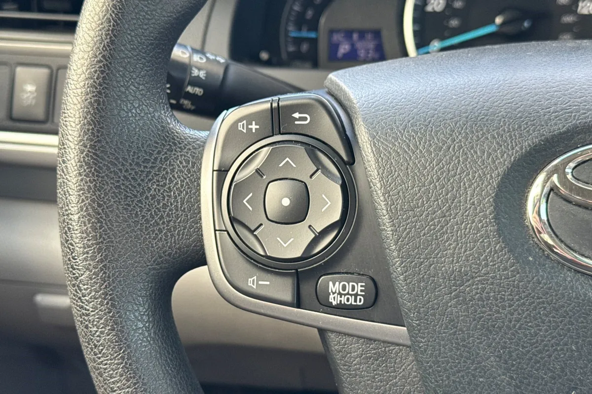2012 Toyota Camry LE thumbnail 26