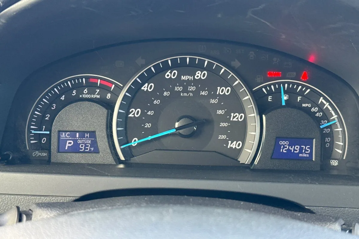 2012 Toyota Camry LE thumbnail 30