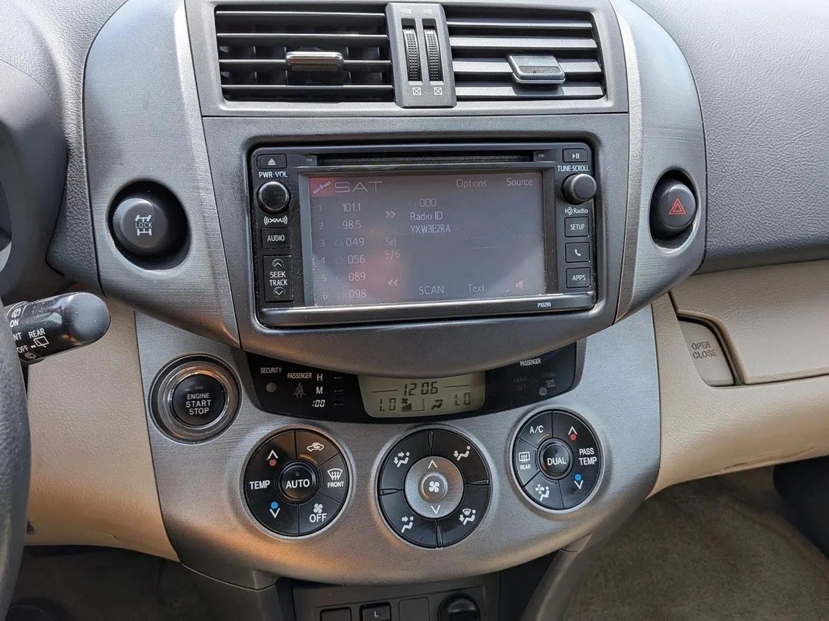 2012 Toyota RAV4 Limited 4WD thumbnail 11