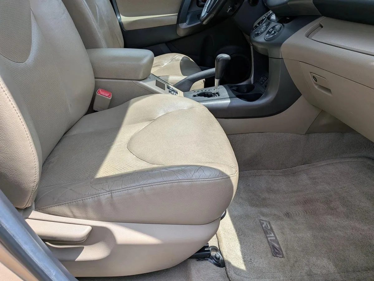 2012 Toyota RAV4 Limited 4WD thumbnail 18