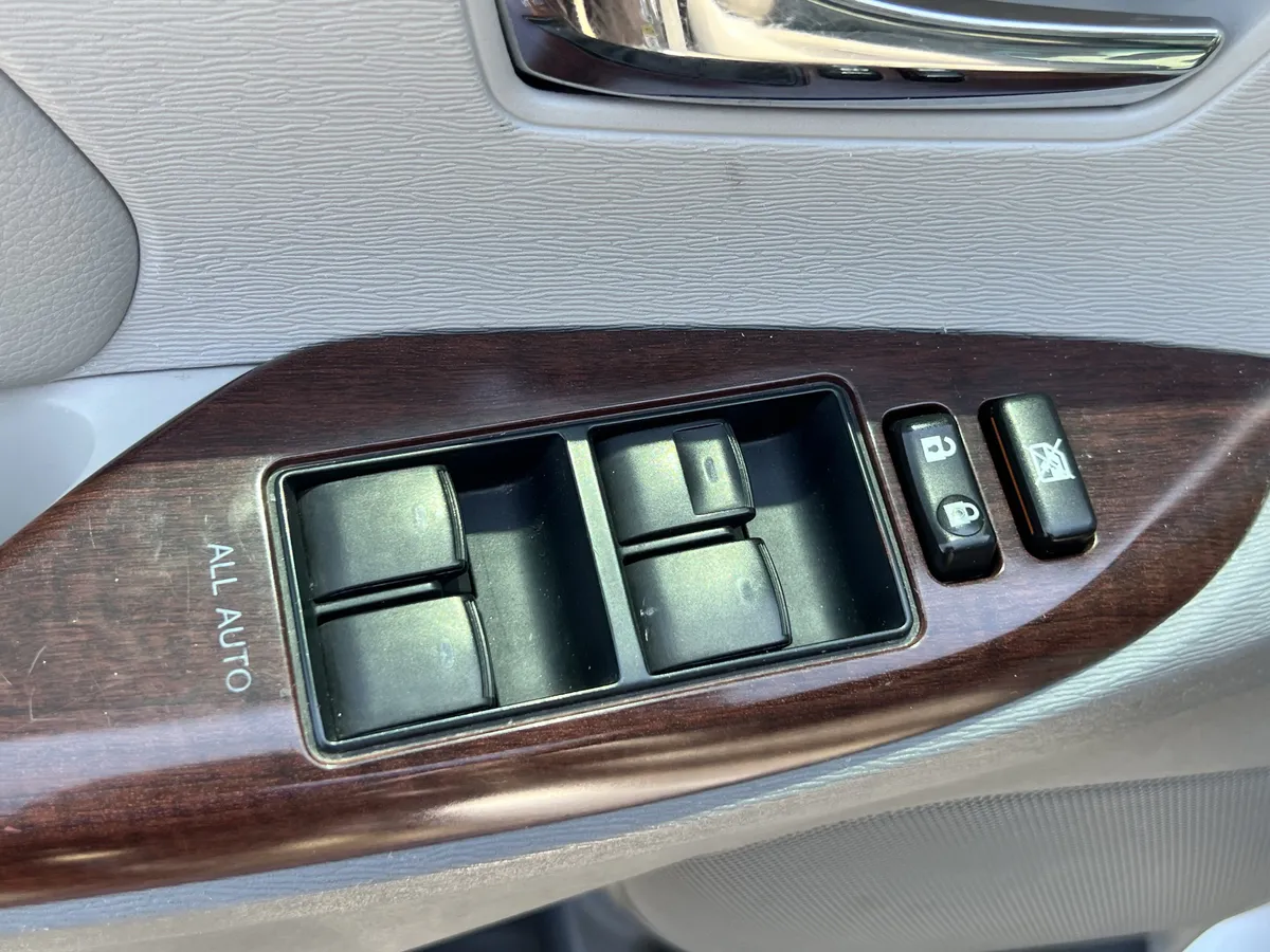 2012 Toyota Sienna XLE thumbnail 14