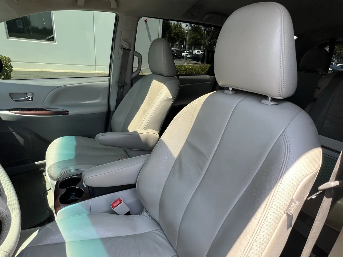 2012 Toyota Sienna XLE thumbnail 15