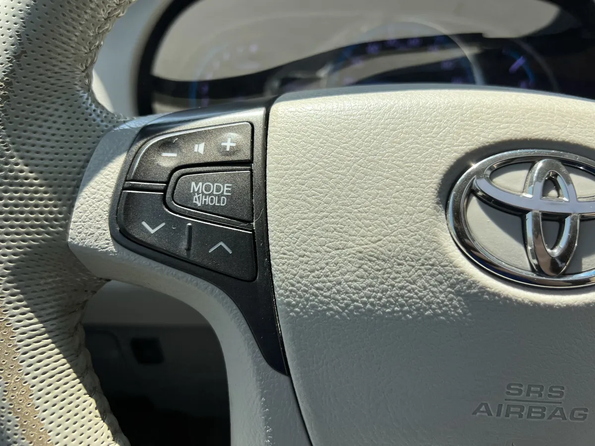2012 Toyota Sienna XLE thumbnail 18