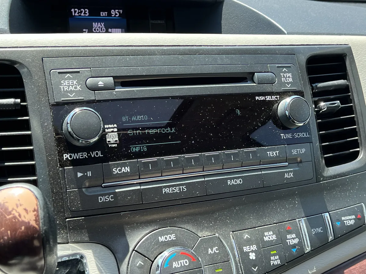 2012 Toyota Sienna XLE thumbnail 23