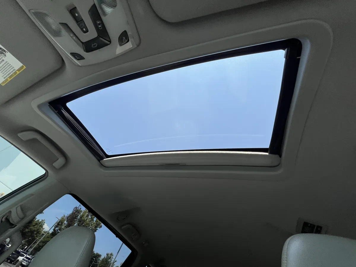 2012 Toyota Sienna XLE thumbnail 28