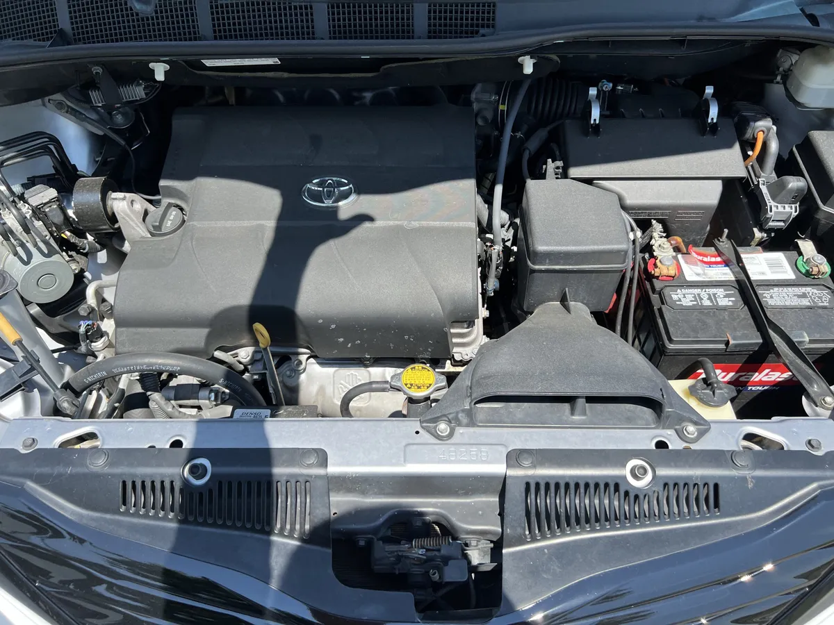2012 Toyota Sienna XLE thumbnail 35