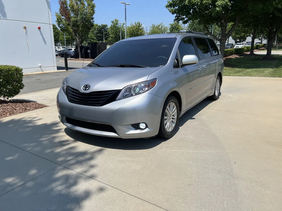2012 Toyota Sienna XLE thumbnail 4