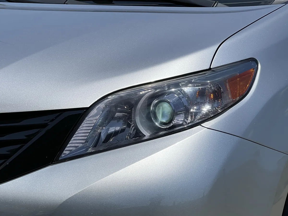 2012 Toyota Sienna XLE thumbnail 6