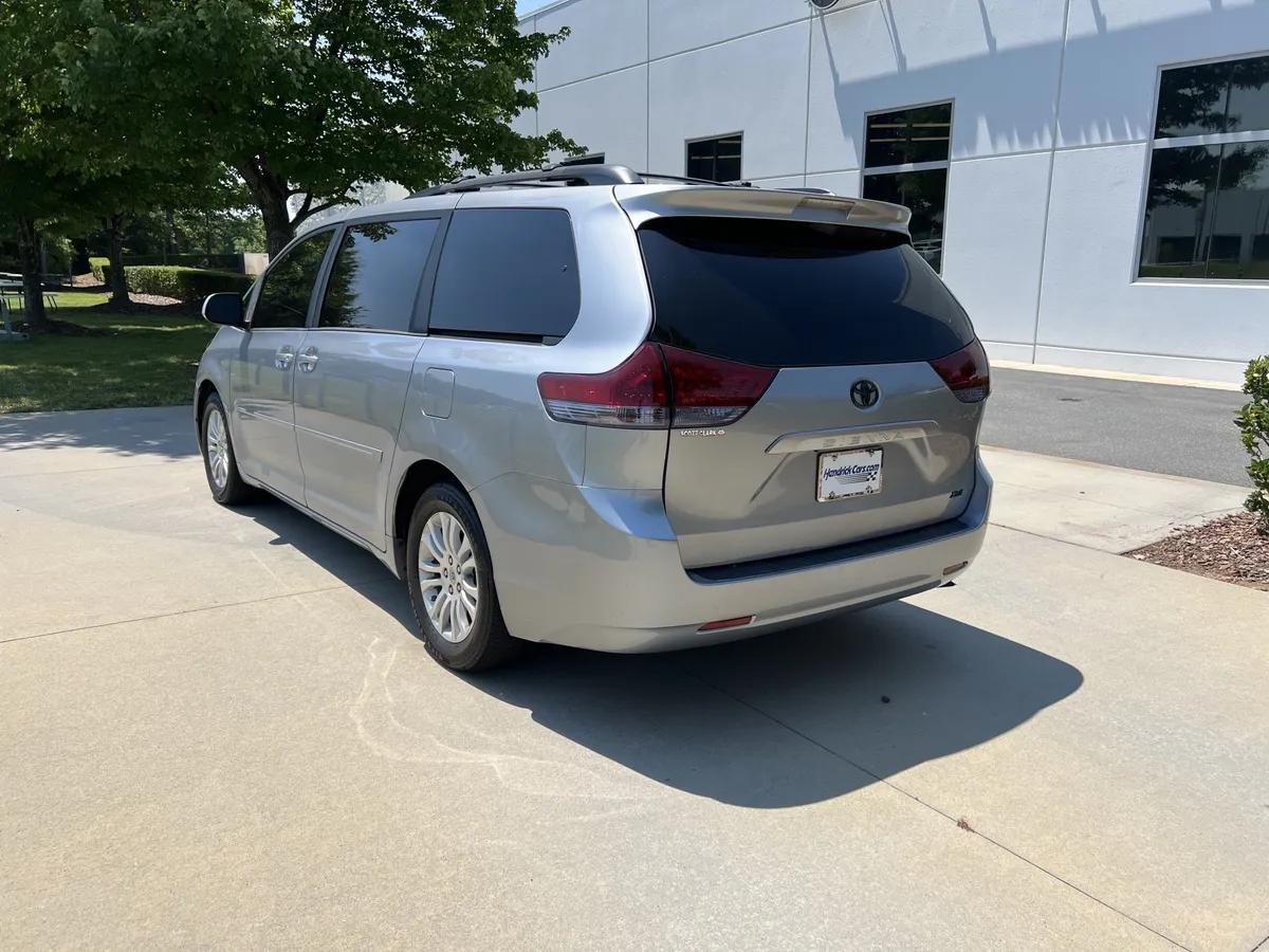 2012 Toyota Sienna XLE thumbnail 8