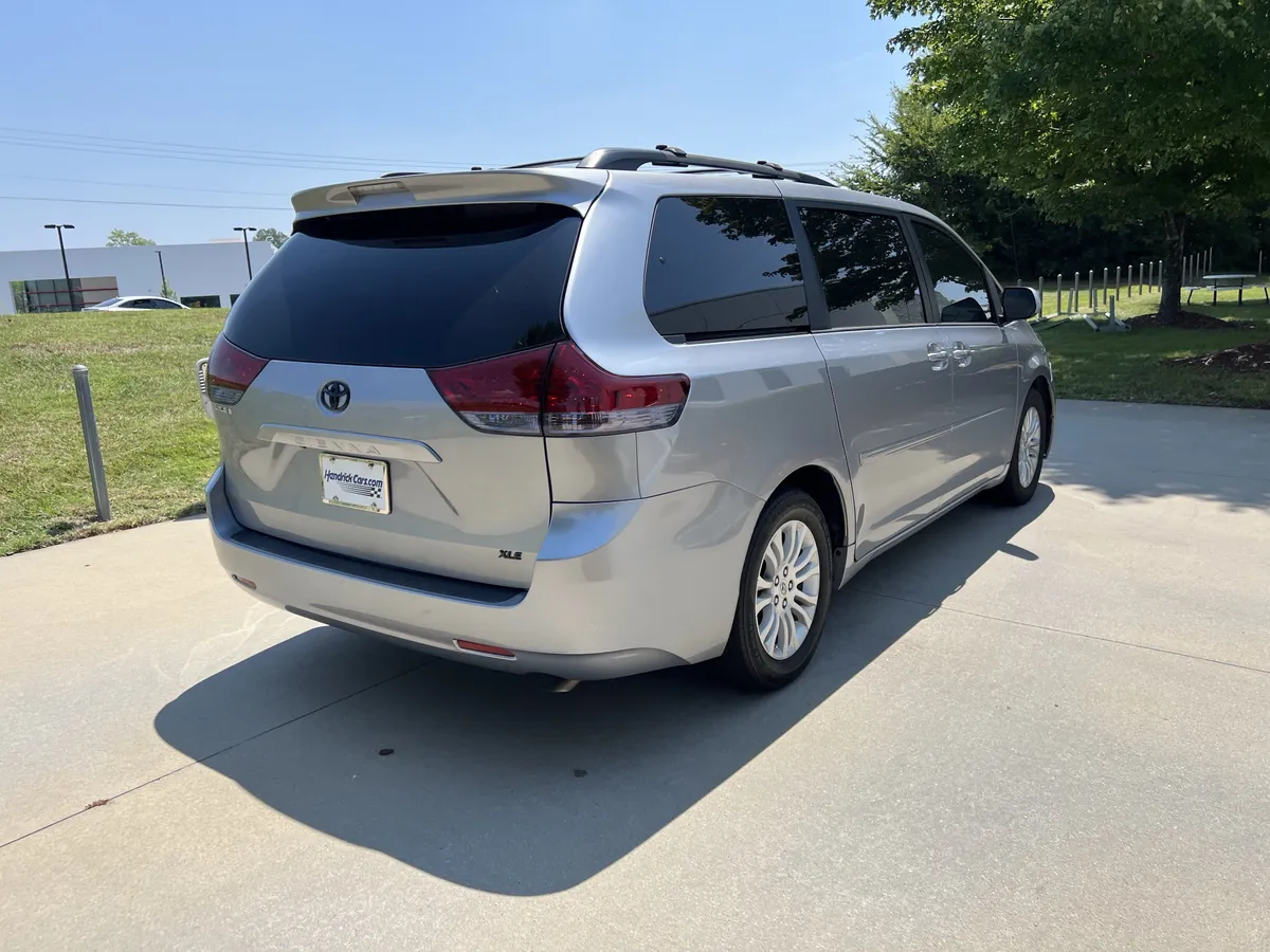 2012 Toyota Sienna XLE thumbnail 9