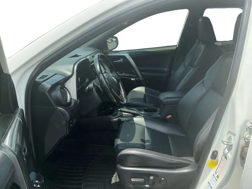 2016 Toyota RAV4 SE thumbnail 14