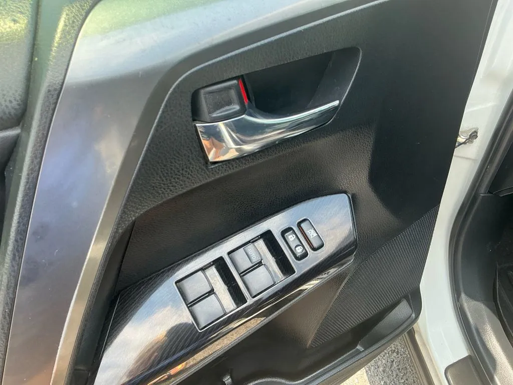 2016 Toyota RAV4 SE thumbnail 16