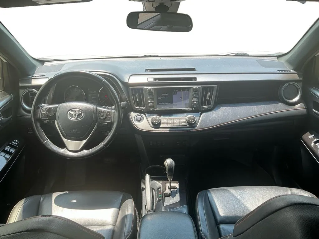 2016 Toyota RAV4 SE thumbnail 17