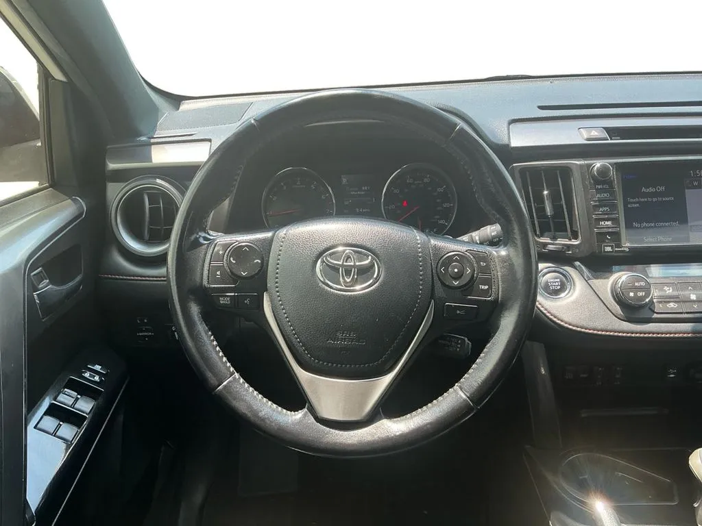2016 Toyota RAV4 SE thumbnail 18