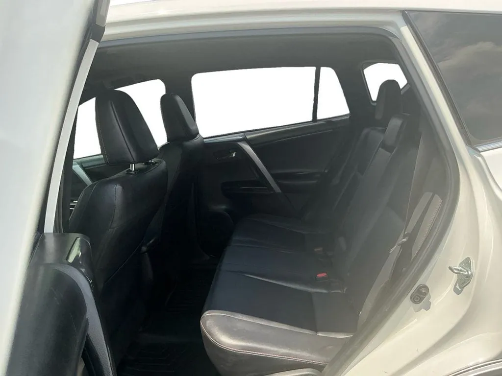 2016 Toyota RAV4 SE thumbnail 21