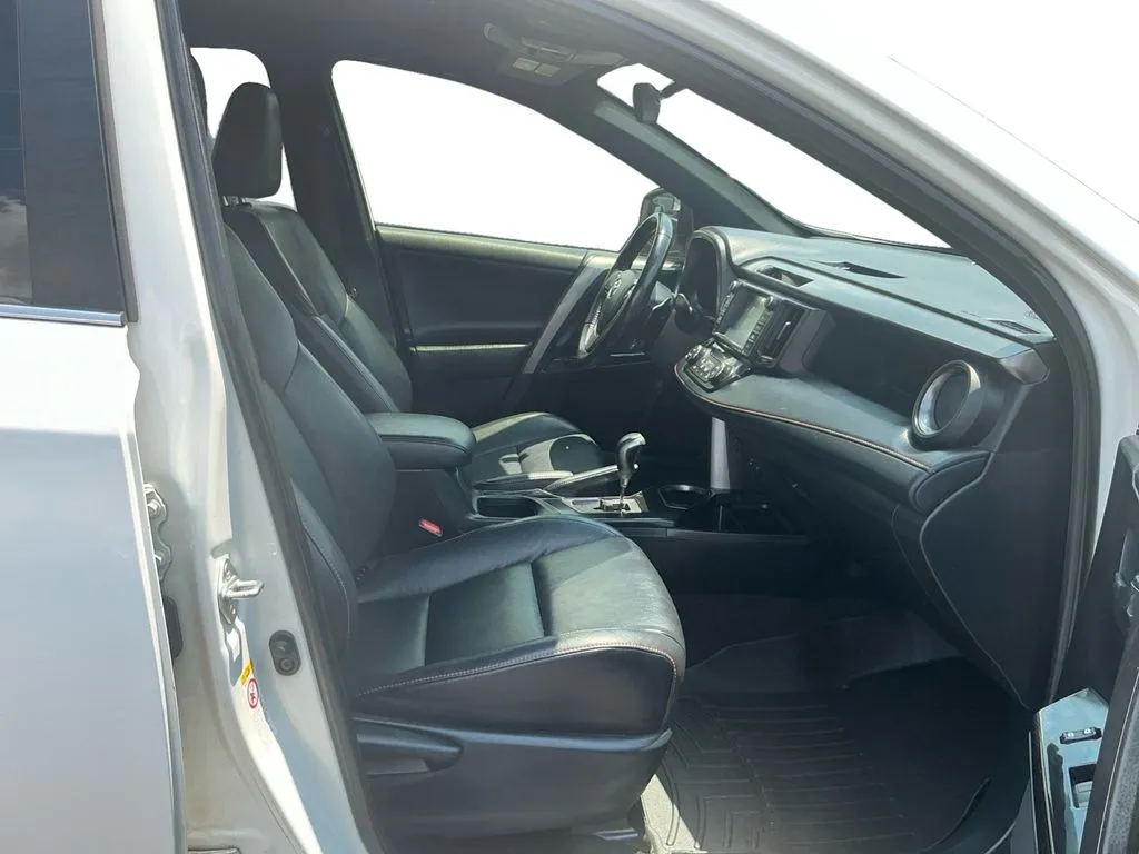 2016 Toyota RAV4 SE thumbnail 22