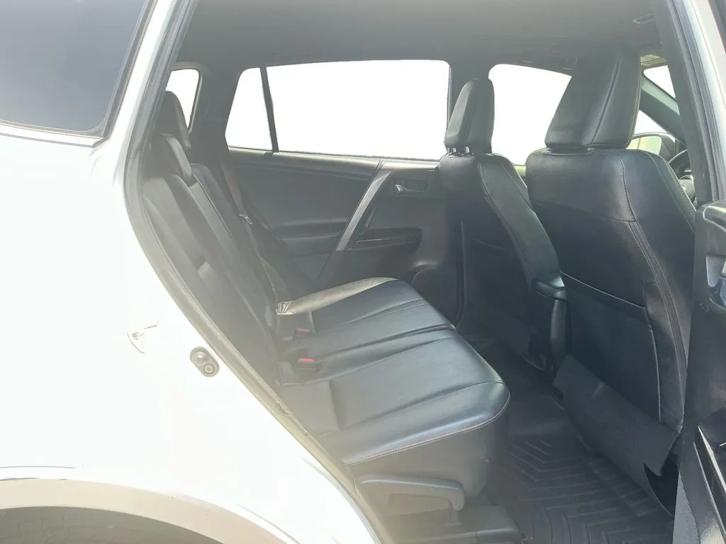 2016 Toyota RAV4 SE thumbnail 23